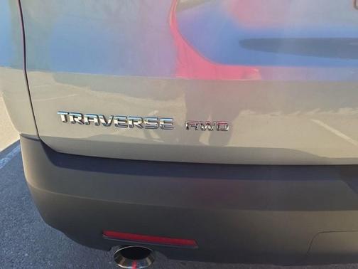 Sterling Gray Metallic 2023 Chevrolet Traverse LT Cloth