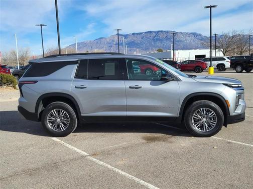 2025 Chevrolet Traverse LT