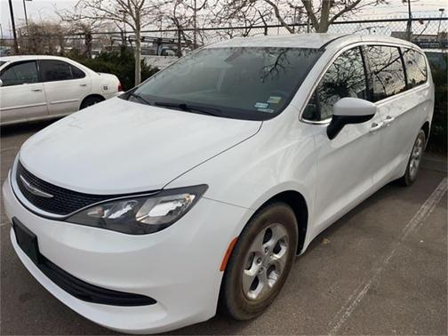 Photo 1 of 6 of 2017 Chrysler Pacifica LX