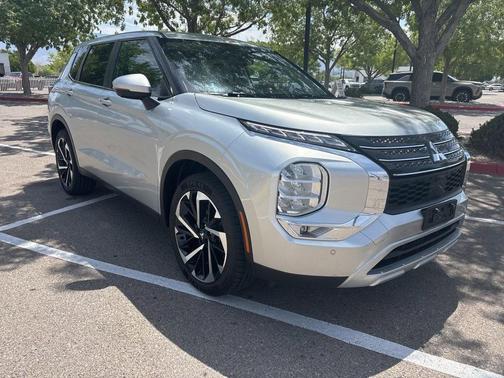 Gray 2024 Mitsubishi Outlander SE