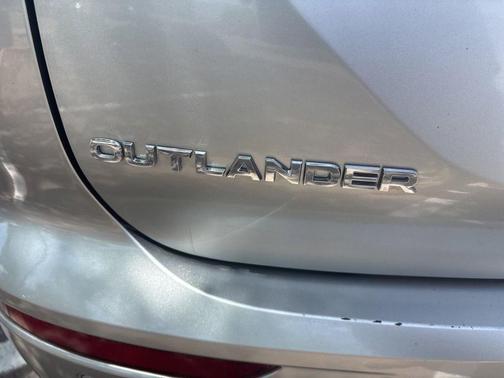 Gray 2024 Mitsubishi Outlander SE
