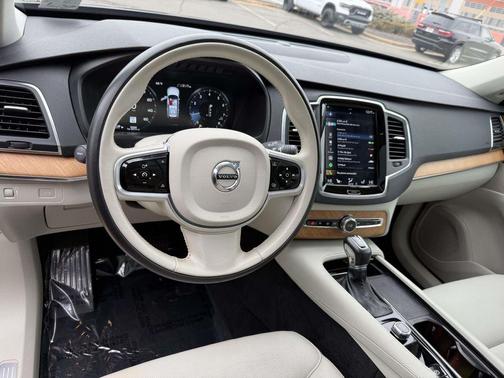 2022 Volvo XC90 T6 Momentum