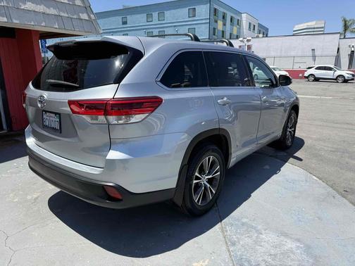 Celestial Silver Metallic 2018 Toyota Highlander LE