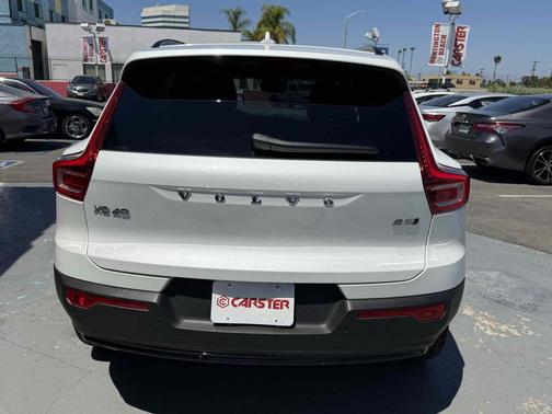 Crystal White 2026 Volvo XC40 Plus, B5 AWD Gas (mild hybrid), Dark