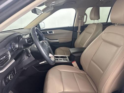 Iconic Silver Metallic 2024 Ford Explorer XLT