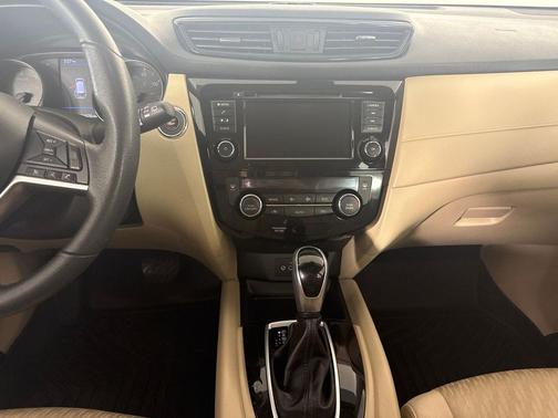 Pearl White Tricoat 2020 Nissan Rogue SV