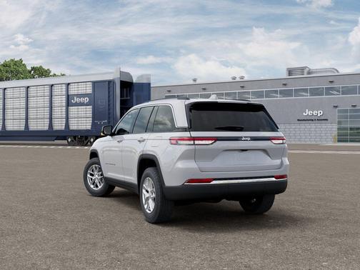Bright White Clearcoat 2026 Jeep Grand Cherokee Altitude