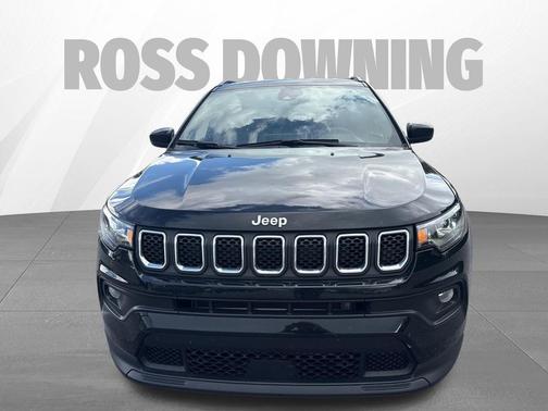 Diamond Black Crystal Pearlcoat 2024 Jeep Compass Latitude