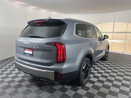 Everlasting Silver 2025 Kia Telluride S