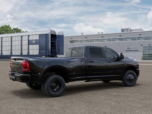 Diamond Black Crystal Pearlcoat 2026 RAM 3500 Laramie Crew Cab 4x4 8' Box