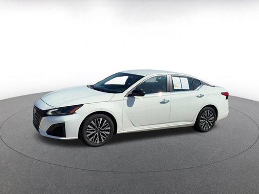 Glacier White 2025 Nissan Altima SV