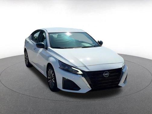 Glacier White 2025 Nissan Altima SV