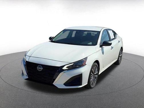 Glacier White 2025 Nissan Altima SV