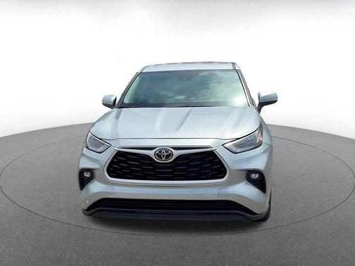 Silver 2025 Toyota Highlander LE
