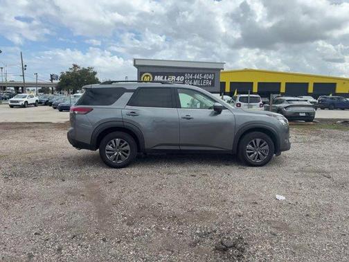 2025 Nissan Pathfinder SV