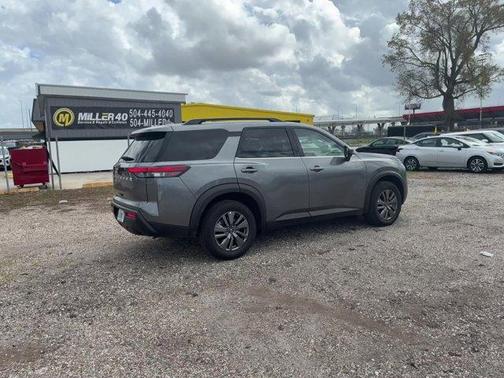 2025 Nissan Pathfinder SV