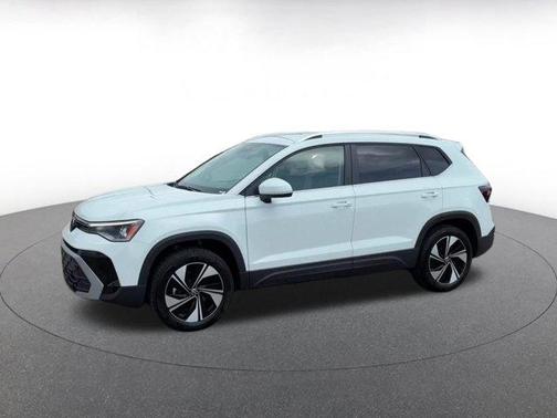 Pure White 2026 Volkswagen Taos 1.5T SE