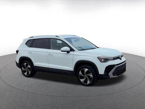 Pure White 2026 Volkswagen Taos 1.5T SE