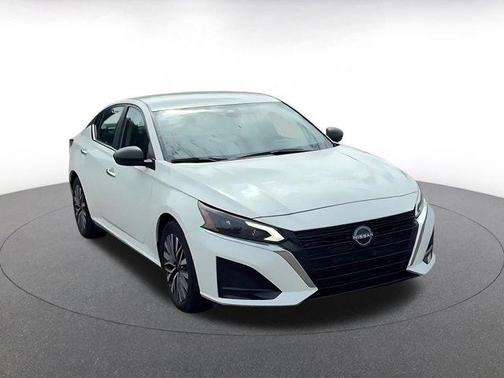 Glacier White 2025 Nissan Altima SV