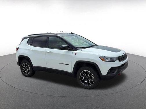 Bright White Clearcoat 2025 Jeep Compass Trailhawk