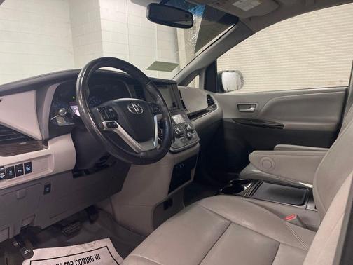 2017 Toyota Sienna XLE