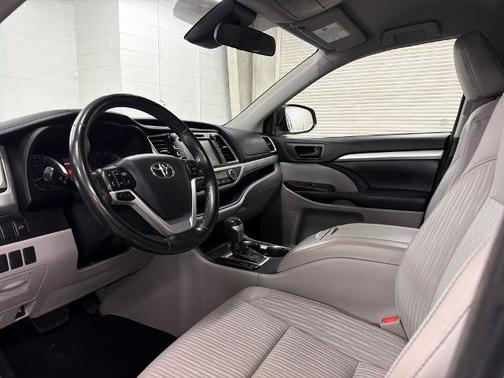 Celestial Silver Metallic 2018 Toyota Highlander LE PLUS