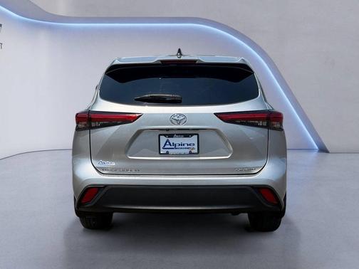 Silver 2022 Toyota Highlander LE