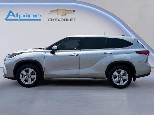 Silver 2022 Toyota Highlander LE