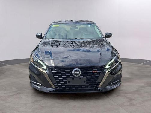 Super Black 2023 Nissan Altima SR FWD