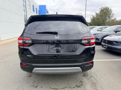 Crystal Black Pearl 2024 Honda Pilot EX-L 7 Passenger