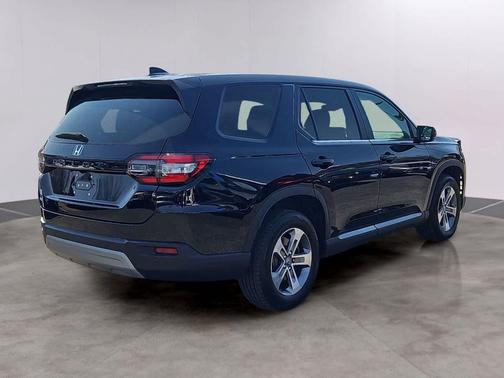 Crystal Black Pearl 2024 Honda Pilot EX-L 7 Passenger