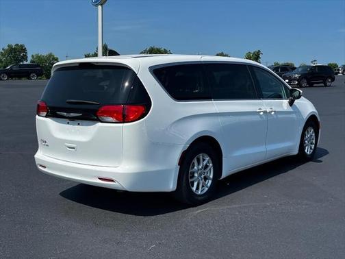 2022 Chrysler Voyager LX