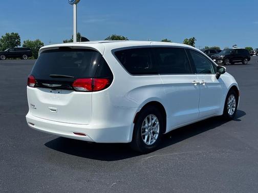 2022 Chrysler Voyager LX