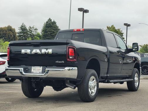 Diamond Black Crystal Pearlcoat 2026 RAM 2500 Tradesman Crew Cab 4x4 6'4' Box