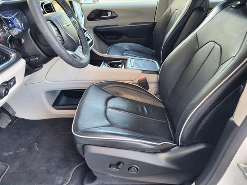 Bright White Clearcoat 2022 Chrysler Pacifica Hybrid Limited