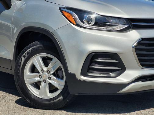 Silver Ice Metallic 2022 Chevrolet Trax LT