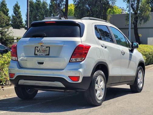 Silver Ice Metallic 2022 Chevrolet Trax LT