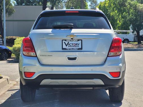Silver Ice Metallic 2022 Chevrolet Trax LT
