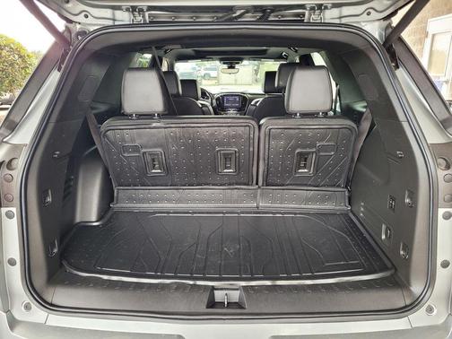 Sterling Gray Metallic 2023 Chevrolet Traverse High Country
