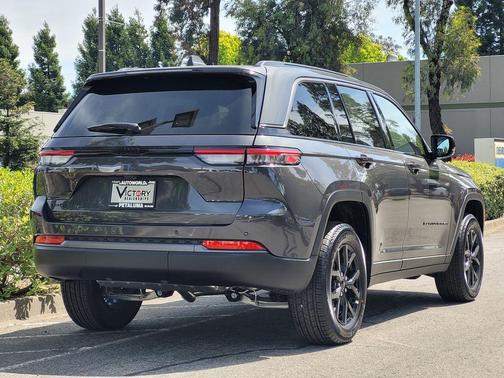 Baltic Gray Metallic Clearcoat 2026 Jeep Grand Cherokee Altitude