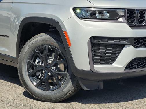 Silver Zynith 2026 Jeep Grand Cherokee Altitude