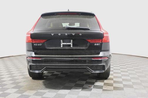 Onyx Black Metallic 2024 Volvo XC60 B5 Ultimate Dark Theme