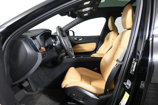Onyx Black Metallic 2024 Volvo XC60 B5 Ultimate Dark Theme