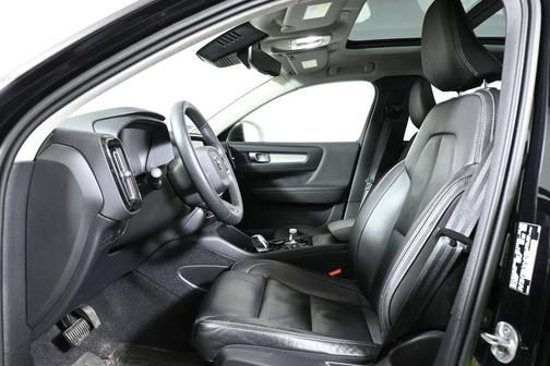 2023 Volvo XC40 B5 Plus Dark Theme