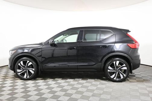 2023 Volvo XC40 B5 Plus Dark Theme