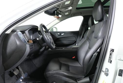 2021 Volvo XC60 T5 Momentum