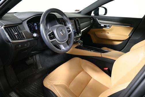 2020 Volvo V90 Cross Country T6