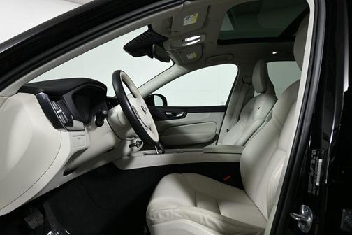 2023 Volvo XC60 B5 Plus Dark Theme