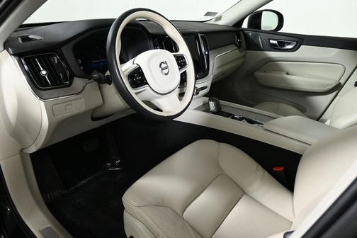 2023 Volvo XC60 B5 Plus Dark Theme