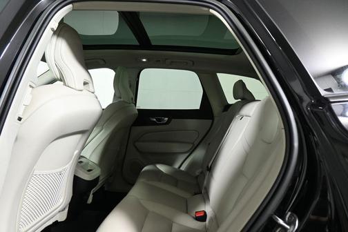 2023 Volvo XC60 B5 Plus Dark Theme